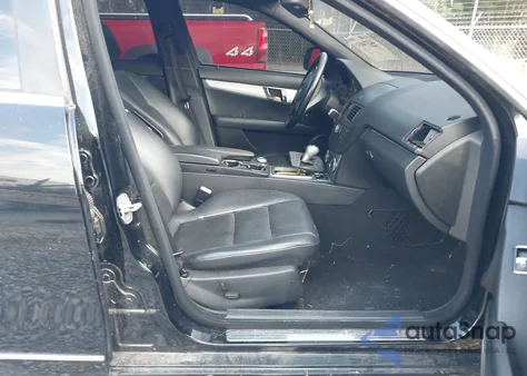 2009 Mercedes-Benz C 300 Luxury/Sport z USA, uszkodzony, nr VIN WDDGF54X29R046946